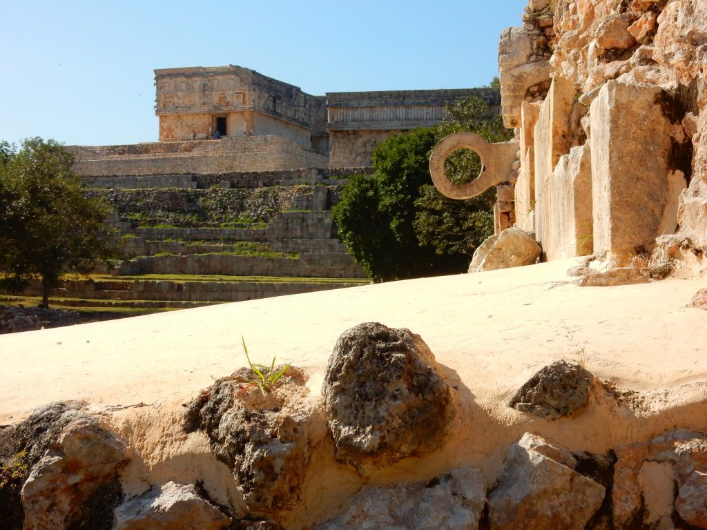 Op de voorgrond een ring aan de muur - Balspel Uxmal