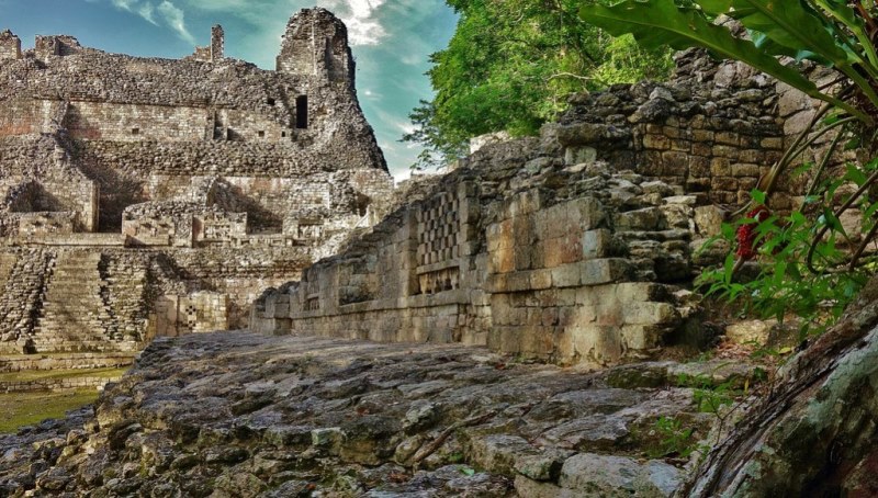 Becán , archeologische vindplaats en voormalig Maya-centrum.